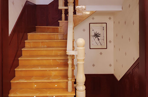 嵊州中式别墅室内汉白玉石楼梯的定制安装装饰效果